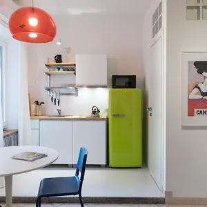 Xenia - Stylish Colorful Apt- Upbeat & Well-connected Area Milano